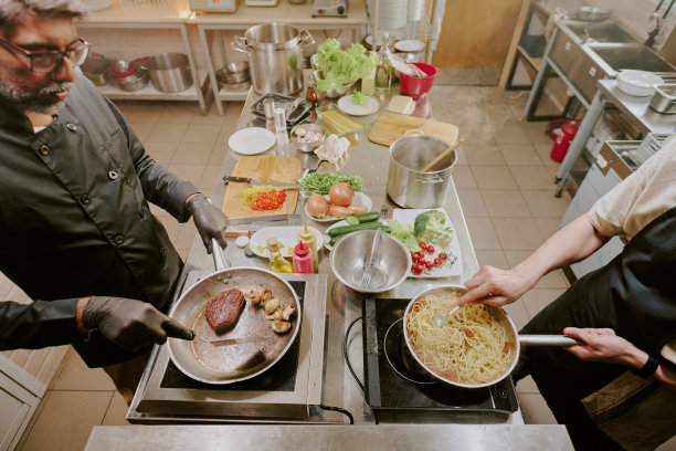 两位专业厨师准备意大利菜图片下载