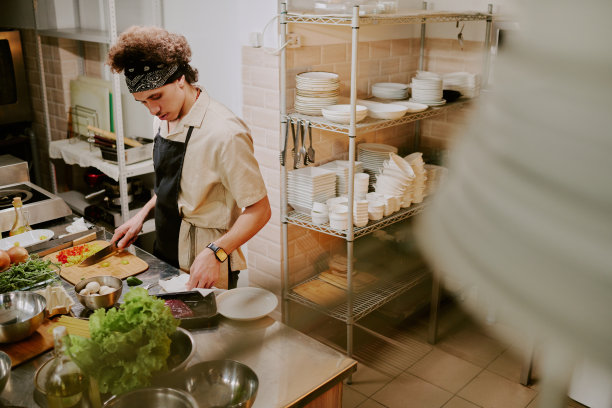卷发厨师阅读食谱图片下载