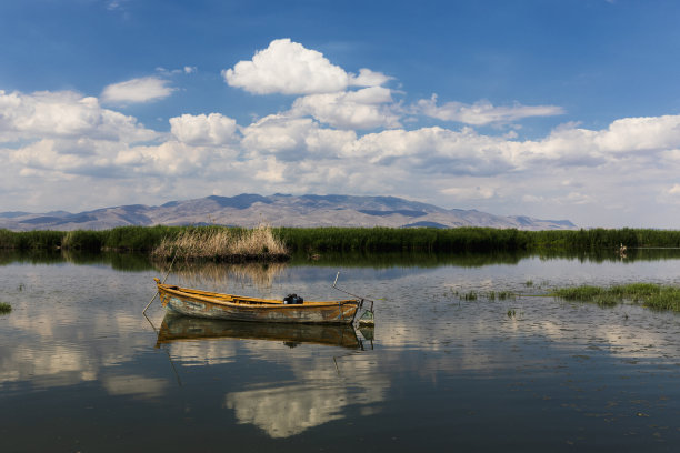 湖光潋滟，湖中渔舟图片下载