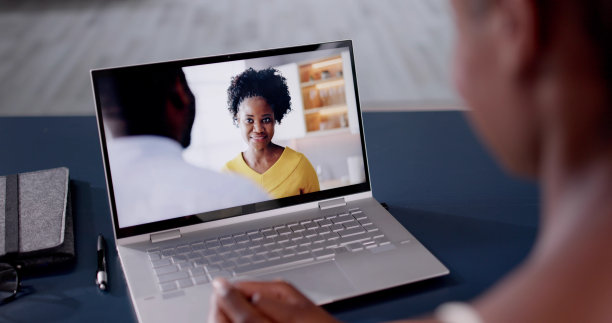 女孩躺在地毯上看数码平板电脑上的视频图片下载