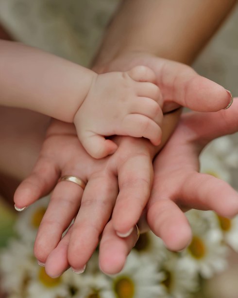 爸爸、妈妈和孩子的手的照片图片下载