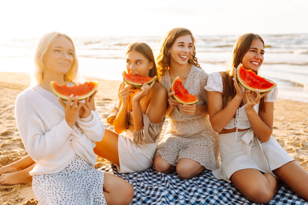 和女性朋友一起享受夏日野餐。图片下载