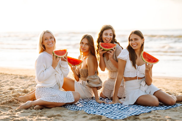 和女性朋友一起享受夏日野餐。图片下载