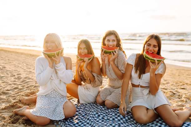 和女性朋友一起享受夏日野餐。图片下载