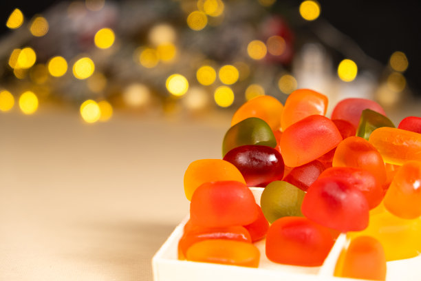 圣诞软糖彩色糖果花环背景。图片下载