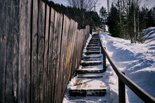 照片中可以看到通往山顶的木制楼梯图片下载