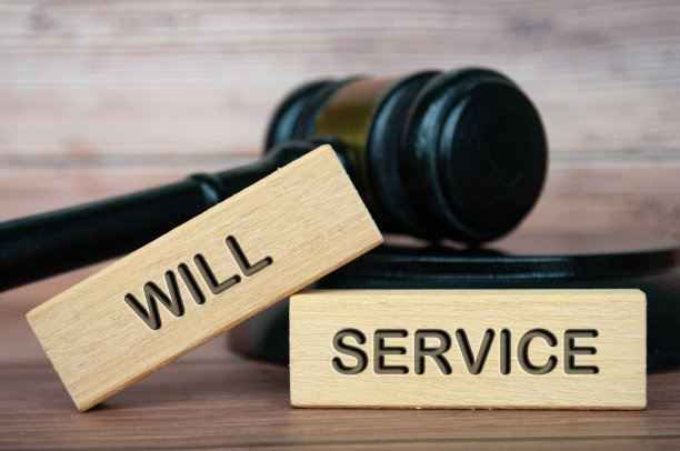 将服务文本雕刻在木块与律师小木槌背景图片下载