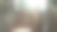 快递员正在往她的车里装纸箱。图片下载