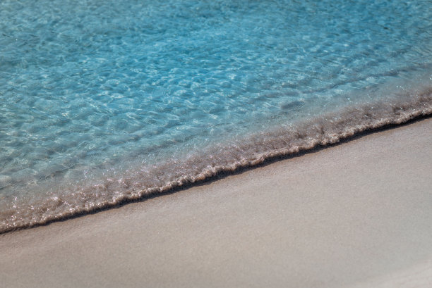 沙滩上海浪破碎的特写照片图片下载