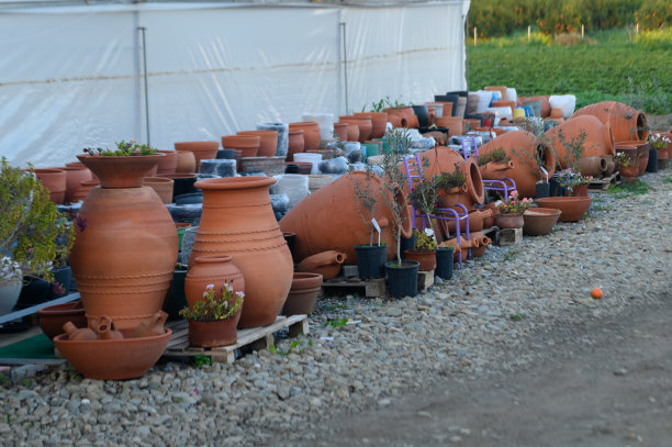 当地市场上的手工陶罐图片下载