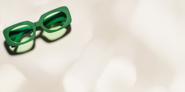 时尚的绿色太阳镜，米色背景的阳光，横幅，阴影和阳光的眩光，夏季时尚塑料框眼镜。极简审美的生活方式照片图片下载