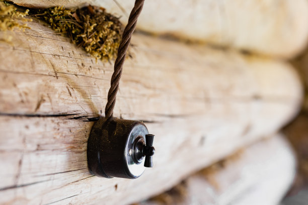 墙上的老式黑色陶瓷灯开关。复古破碎机微距镜头。桌面背景。大气的照片。图片下载