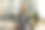 照片上，一名年轻女子在骑自行车时停下来休息图片下载