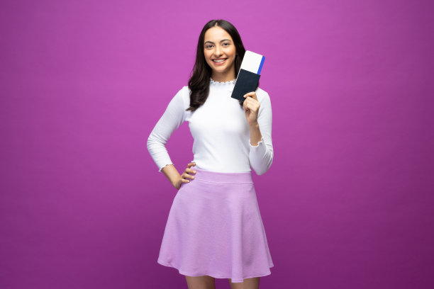 漂亮漂亮可爱迷人的女人的照片牵手纸飞机想去旅游感觉内容积极的现代t恤裙子孤立在紫色背景股票照片图片下载