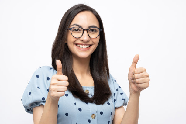 漂亮的女士穿着蓝色的圆点连衣裙孤立在白色背景股票照片图片下载