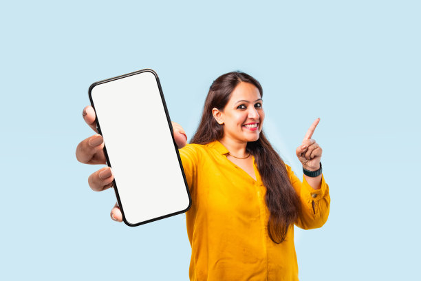 印度亚裔年轻女子展示了空屏幕的大智能手机图片下载