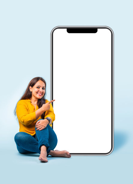 印度亚裔年轻女子展示了空屏幕的大智能手机图片下载