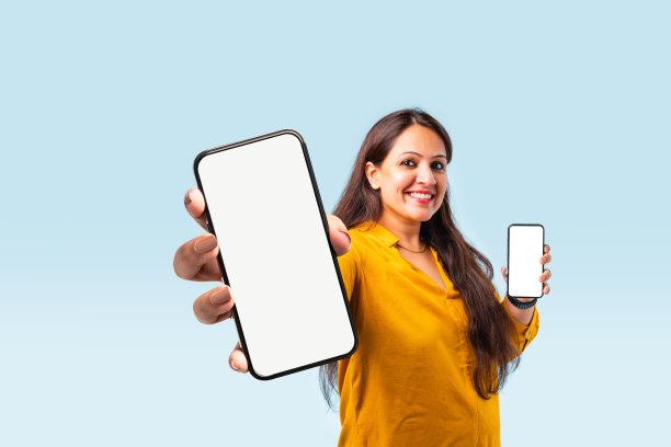 印度亚裔年轻女子展示了空屏幕的大智能手机图片下载