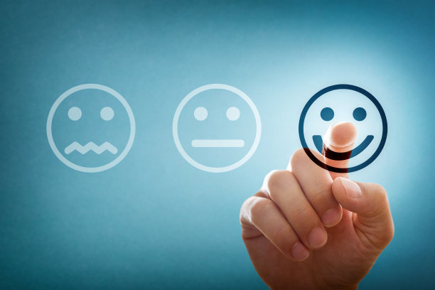 从三个选项中手动选择快乐表情作为积极评价图片下载