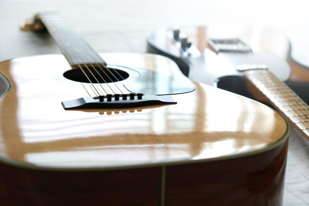 电吉他和原声吉他，用于演奏音乐和音符。图片下载