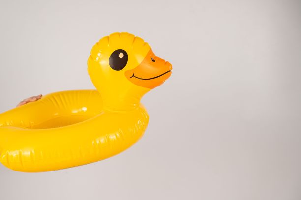 儿童充气白底圆鸭。图片下载