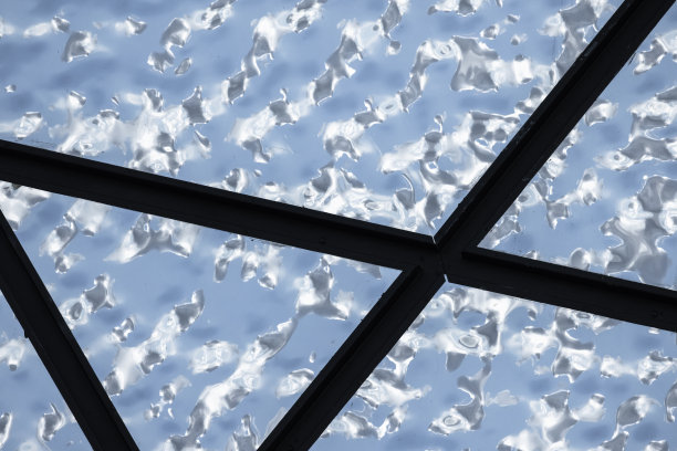 抽象的背景照片，波纹闪亮的金属墙结构图片下载