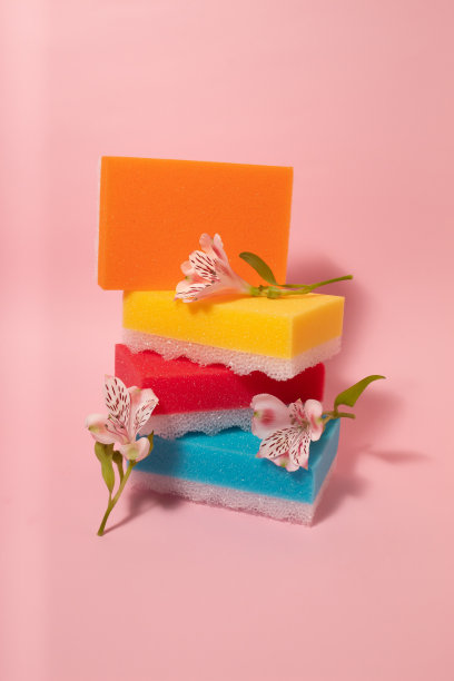 创意安排从清洁海绵与花在柔和的粉红色背景。创新的消毒理念。图片下载