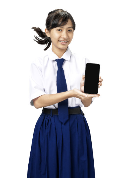 一个穿校服的女孩拿着手机图片下载