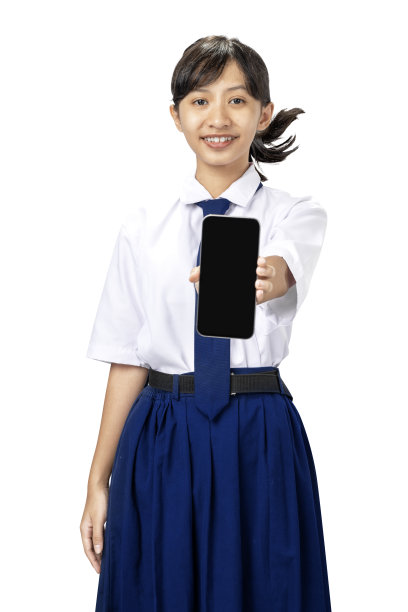一个穿校服的女孩拿着手机图片下载