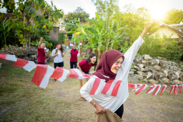 一群人正在玩跑旗游戏图片下载