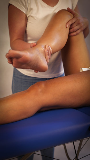 物理治疗师按摩脚和腿的特写-库存照片图片下载