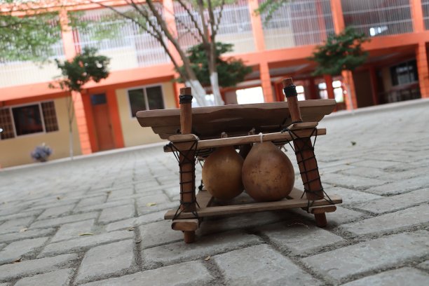 毕业生戴着带橙色流苏的紫色帽子图片下载