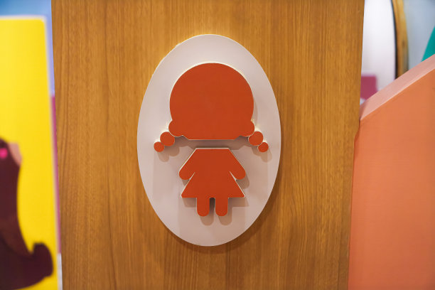 泰国清迈一家购物中心的公共女厕标志。图片下载