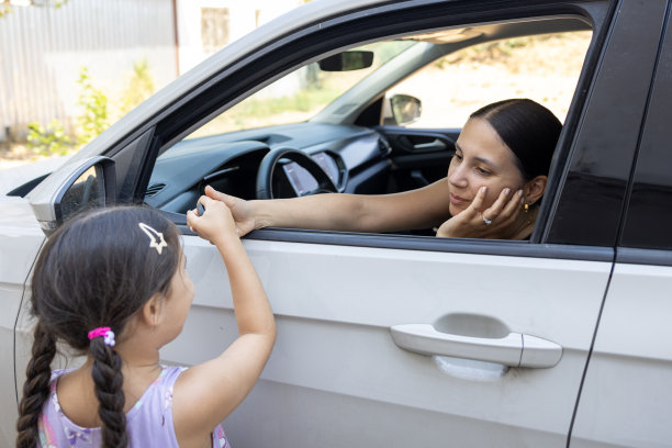 给妈妈车钥匙的女孩图片下载