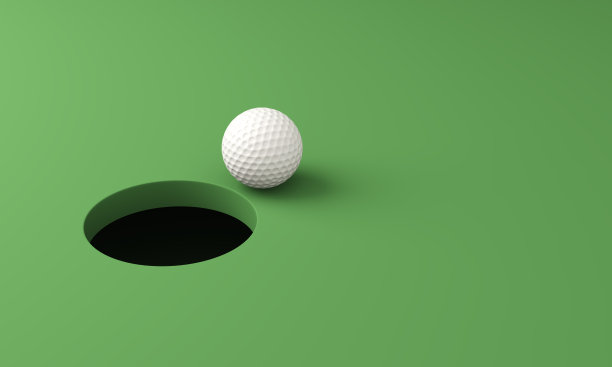 白色的高尔夫球站在黑洞的边缘，绿色的背景图片下载