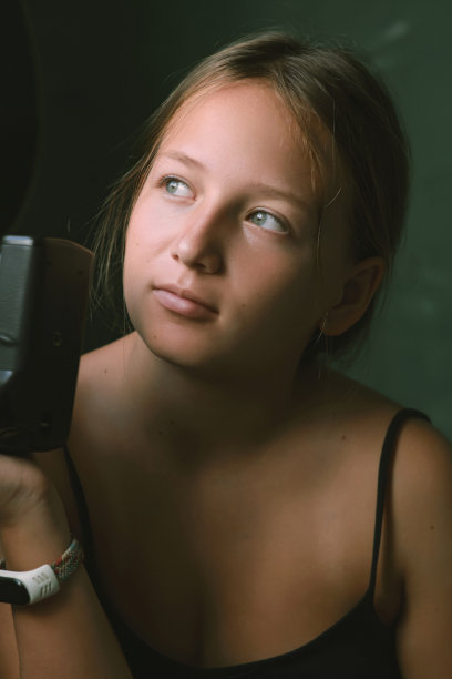 小女孩拿着照相机图片下载