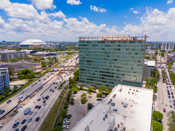 航拍无人机照片U健康唐索弗临床研究中心迈阿密。航拍照片。城市景观图片下载