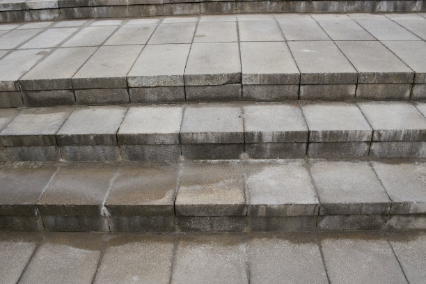 雨后外面潮湿的混凝土台阶。提升图片下载