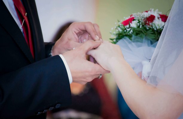 新郎给新娘戴上结婚戒指的照片图片下载