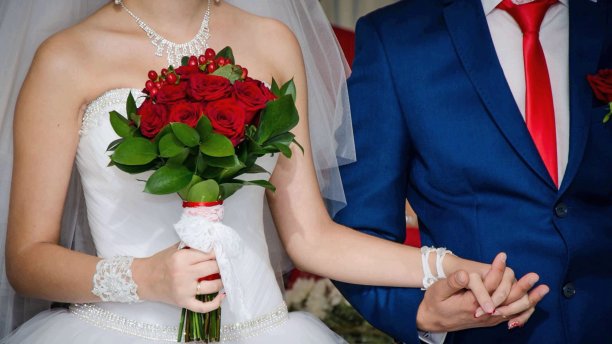 新娘和新郎手牵手的照片图片下载