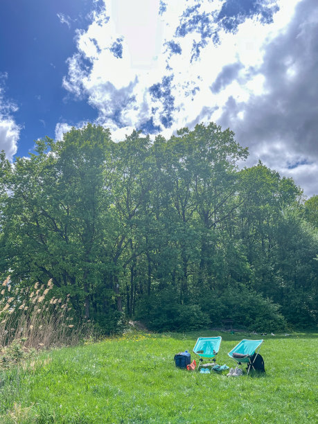 空地上有两把旅游椅。夏天休息图片下载