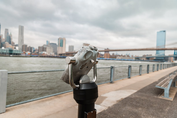 美国，用双筒望远镜观察纽约的天际线。-库存照片图片下载