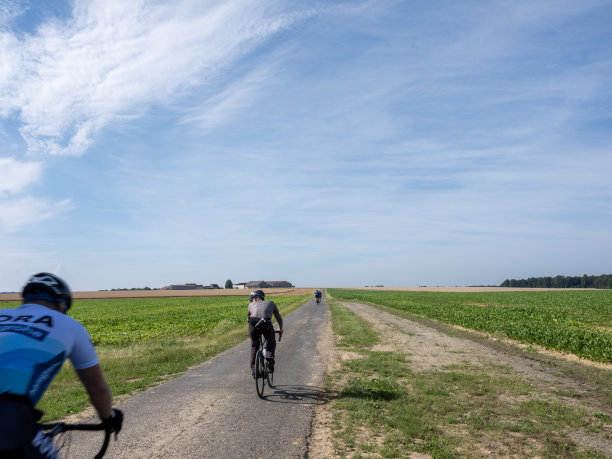 骑自行车的人在法国博尼尔附近的高原上图片下载