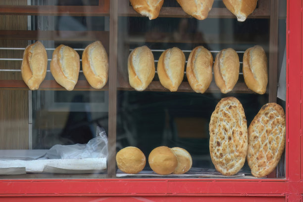 土耳其一家面包店橱窗里的各种面包和皮塔饼。复古的面包店橱窗。图片下载