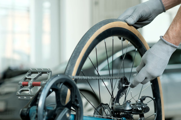 车间内自行车的维修和保养。图片下载
