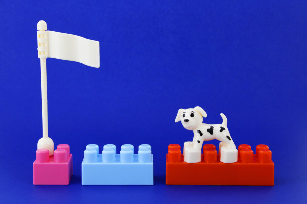 用五颜六色的拼图块组成的狗狗穿越通道图片下载