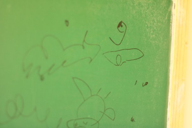 儿童在绿色黑板上的图画图片下载