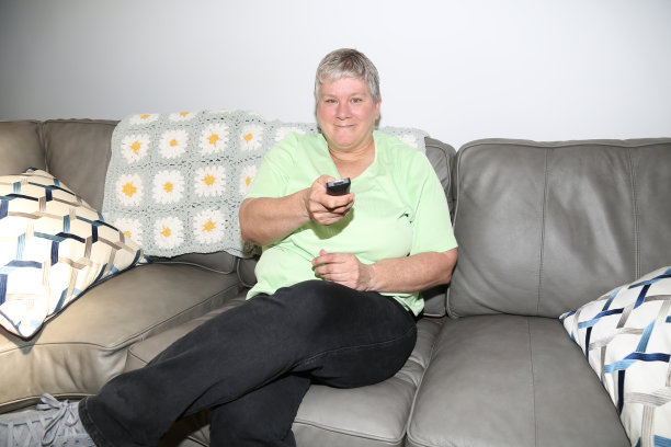 老妇人在用遥控器图片下载