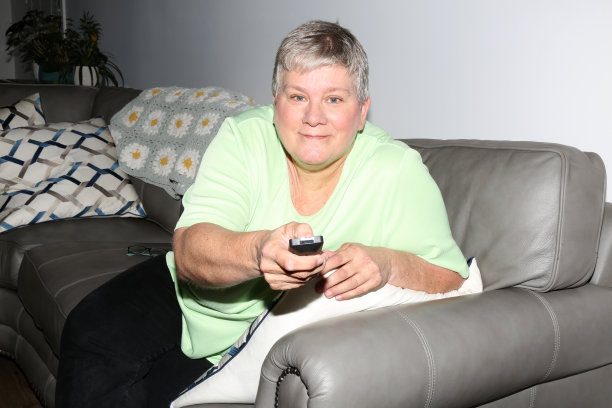 老妇人在用遥控器图片下载