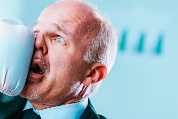 商人被拳击手套打在脸上图片下载